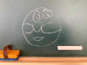 ダイソーの黒板セットが伝言板や学校ごっこに使えてすごい！