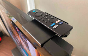 取付5秒！100均のモニター用小物テーブルでリモコンもスッキリ収納！