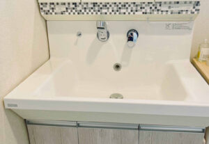 シールで簡単DIY！洗面台の電気スイッチカバーを復元＆黄ばみリメイク術・ノーリツ